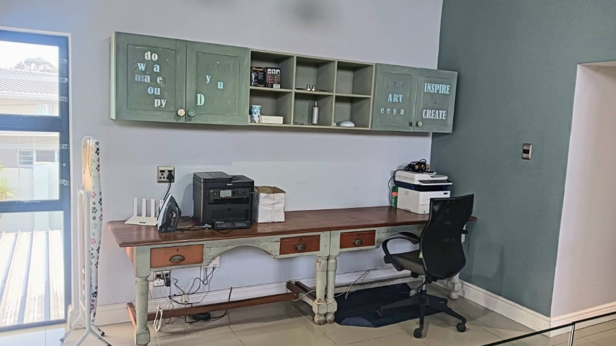 6 Bedroom Property for Sale in Gonubie Eastern Cape